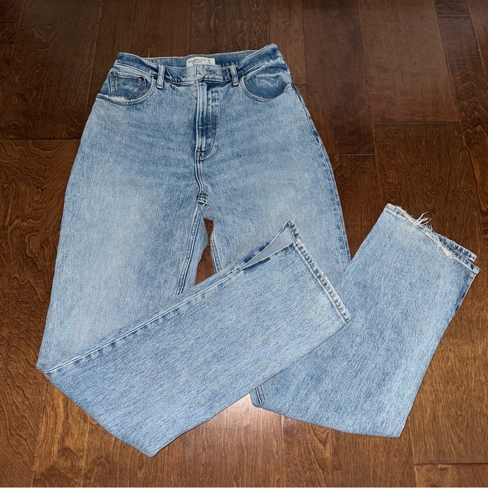 Abercrombie The 90s Straight Ultra High Rise Curve Love